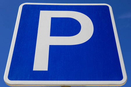 等待时间一个停车指示牌的特写镜头照片