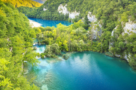 在十六的湖泊和瀑布，克罗地亚的鸟瞰图