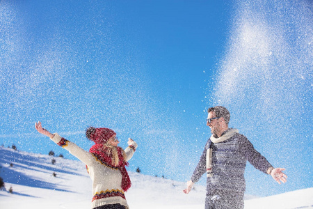无忧无虑快乐的年轻夫妇，一起在雪中玩乐
