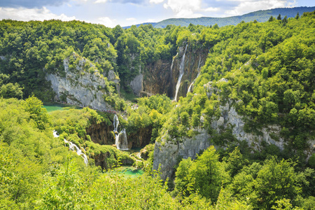 在十六的湖泊和瀑布，克罗地亚的鸟瞰图