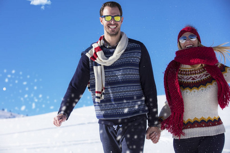 幸福的夫妇一起在外寒假假期里嬉戏雪公园