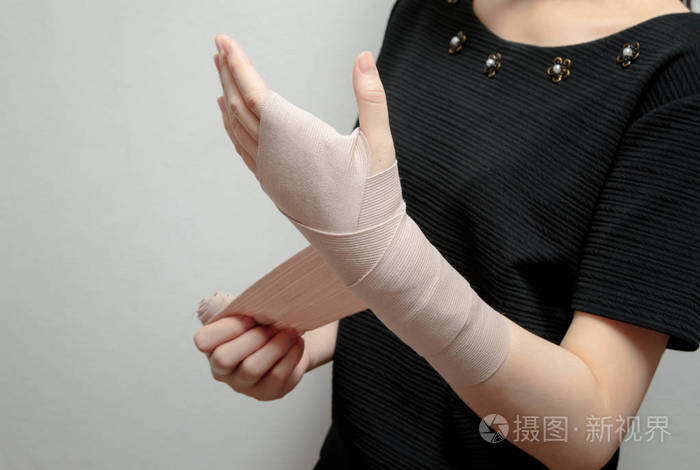 女人靠自己的力量运用到手腕绷带