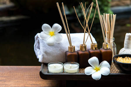 泰国 spa 组成治疗香薰蜡烛和鸡蛋花木制的桌子上关闭.健康概念照片