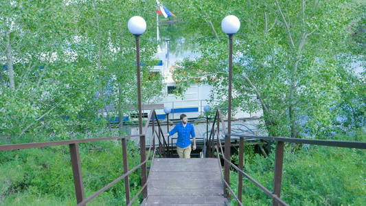 在森林里徒步旅行，他爬上楼梯旅行和徒步旅行的人。一个人走上楼梯