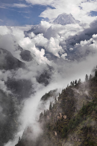 尼尔吉里山峰和阴天喜马拉雅山