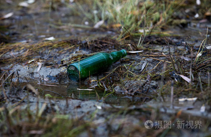 对环境的污染银行上的脏破瓶子