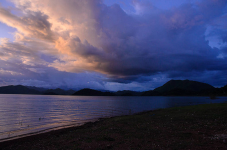 在湖中泰国的抽象日落