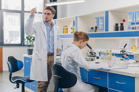 在实验室工作的生物学家