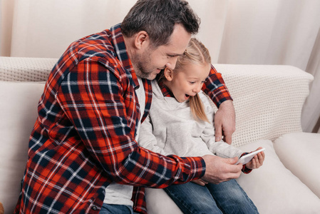 父亲和女儿使用智能手机