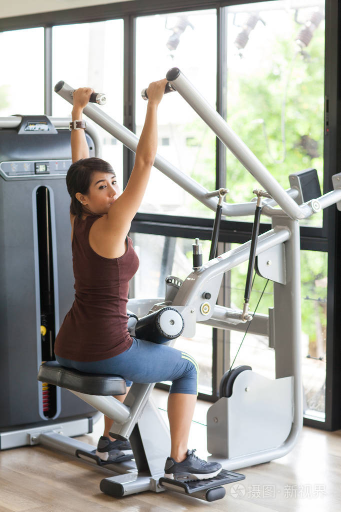 健身锻炼肩膀推高在健身房的亚裔女子