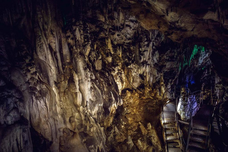 神秘洞穴隧道地下，石灰岩地质