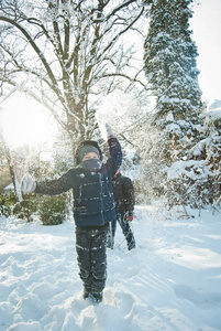 伙计们都在冬天玩雪