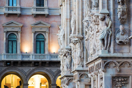 在米兰大教堂的立面上的雕塑