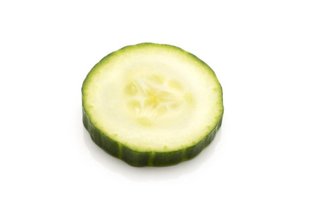 切片的黄瓜在白色背景上孤立