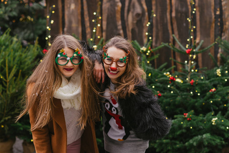 两个女性最佳 friendshaving 乐趣在圣诞节和新年 dec