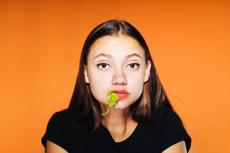 一个年轻的女孩想要减肥，吃健康的低卡路里北京白菜