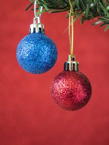 红色和蓝色圣诞球挂在圣诞树上4