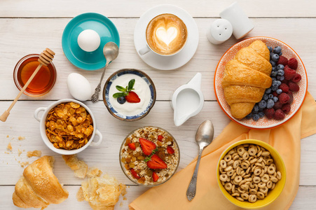沃登桌上的欧式早餐菜单图片