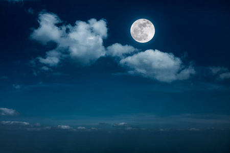 美丽的满月, 夜空的风景。宁静自然背景