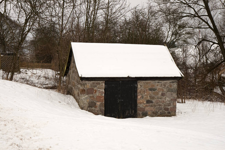 雪中的小棚屋