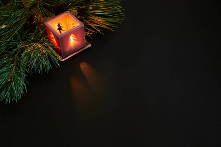 圣诞节 圣诞树 蜡烛 视锥细胞和肉桂棒在黑色背景上