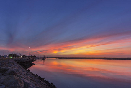 Olhao 码头，到河口福尔摩沙天然公园海滨的黎明海景视图。阿尔加维