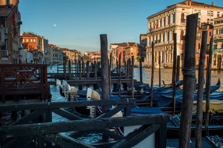 早上，在威尼斯大运河