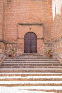 楼梯和门在教会圣马刁在巴诺斯 de la Encina
