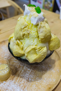 Bingsu 榴莲冰淇淋的配炼乳