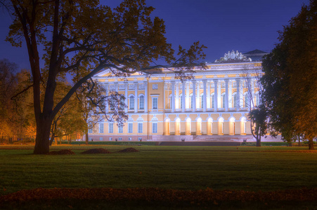 夜秋观哈伊花园与国家俄罗斯博物馆