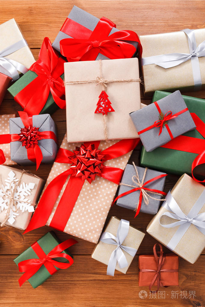 很多在木头上的礼品盒,圣诞礼物在纸照片-正版商用图片0zia9h-摄图新