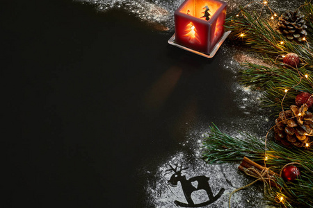 圣诞节 圣诞树 蜡烛 雪 视锥细胞和肉桂棒在黑色背景上