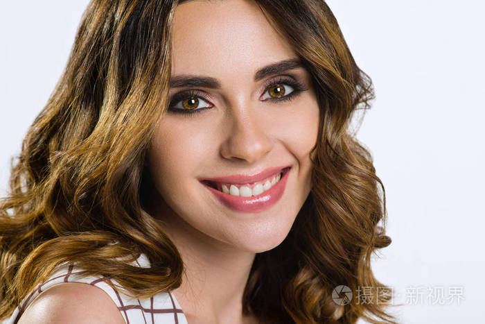 美丽的女模特与棕色的头发和棕色的眼睛