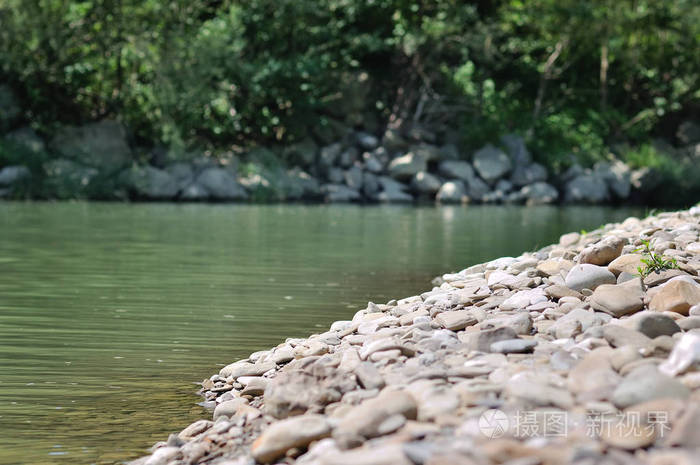 河边沙滩上的石头