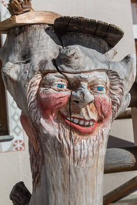 脸刻在木头，手工木树雕塑 特写
