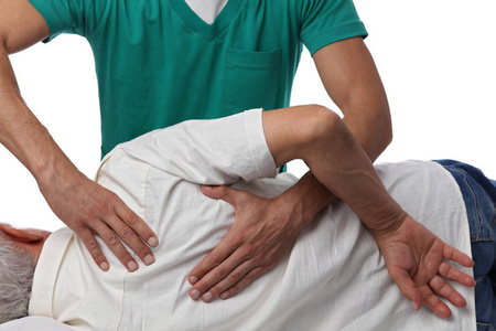 男人有脊椎后调整。骨病 替代医学 疼痛救济概念。运动损伤康复理疗