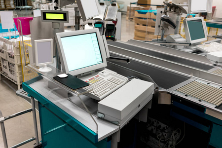 机器人邮递员站在收银员的人老式色调模糊图像出纳与行的人在退房柜台