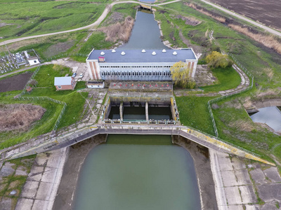 稻田灌溉系统水泵泵站。视图
