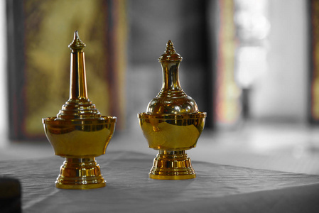 黄金瓶水倒在寺庙泰国