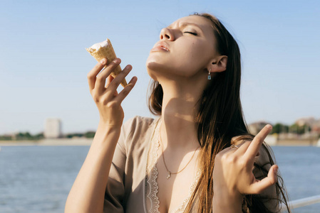 可爱的女孩散步吃冰激淋