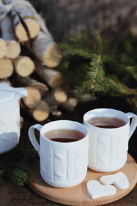 两杯茶的圣诞装饰品仿古木背景上