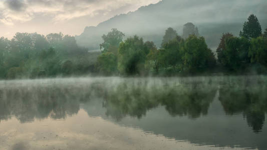 景观与雾河上
