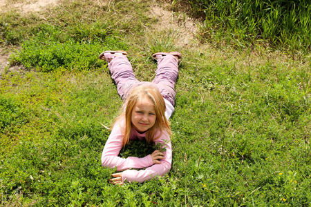 夏天公园里的女孩躺在草地上