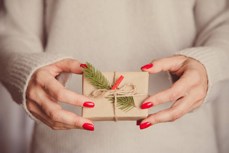 女人的手握住圣诞节或新年装饰礼品盒