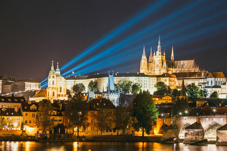 与城堡，城堡，捷克共和国布拉格历史中心的夜景