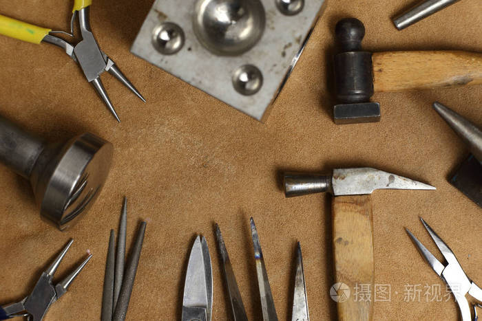 珠宝首饰的工具工作场所珠宝皮革背景与文本的副本空间上顶视图