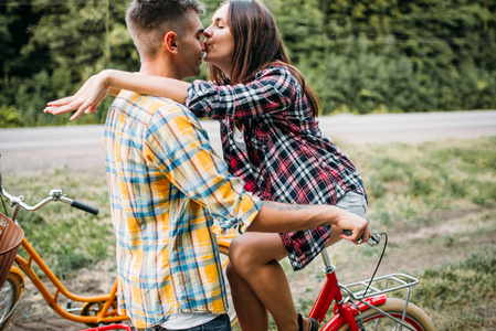 爱情情侣在老式自行车上接吻