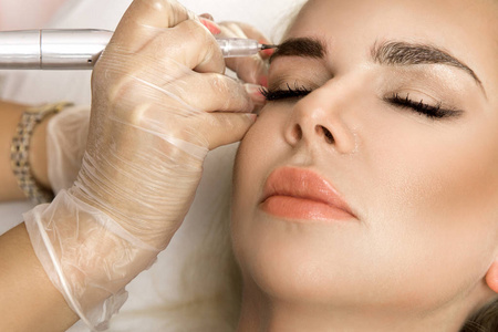 一名美容师执行建模永久眉毛气质照片