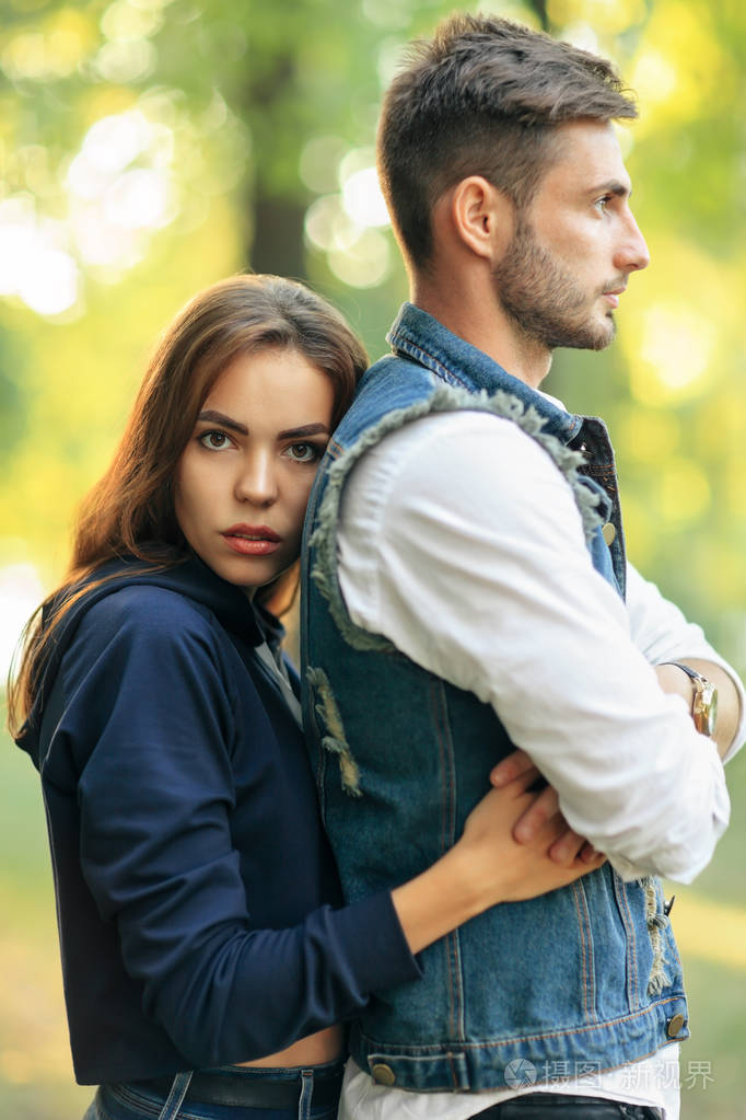 公园里拥抱男人的年轻女子