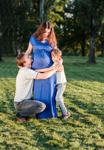 孕妇家庭幸福图片